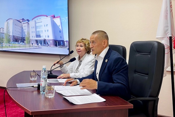 Депутат Думы Югры Дмитрий Аксёнов встретился с коллективом Окружного кардиодиспансера