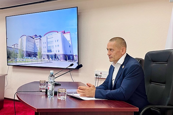 Депутат Думы Югры Дмитрий Аксёнов встретился с коллективом Окружного кардиодиспансера