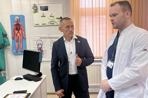 Депутат Думы Югры Дмитрий Аксёнов встретился с коллективом Окружного кардиодиспансера